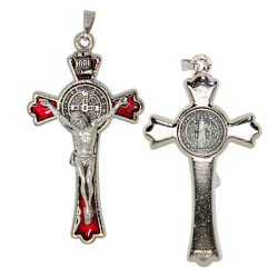 Ciondolo a forma di croce di San Benedetto placcata in argento con smalto rosso - 3 x 5 cm