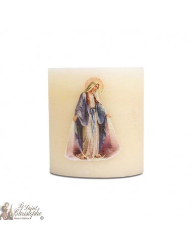 Duftende und farbige Kerze in der Messe zur Wunderbaren Jungfrau Maria