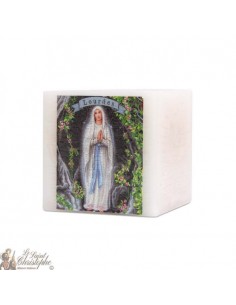 Candele profumate e colorate nella messa a Maria che scioglie i nodi