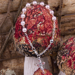 Bracelet perles nacrées avec croix calice