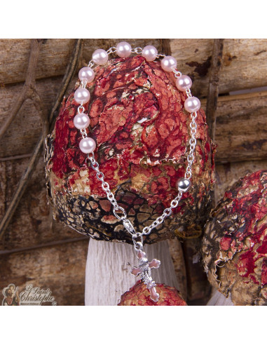 Bracelet perles nacrées avec croix calice