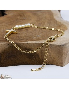 Bracelet perles nacrée avec croix en alliage doré