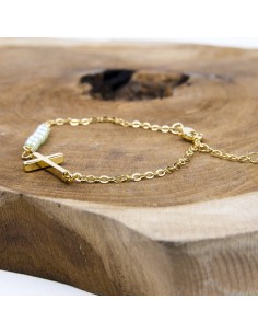 Bracelet perles nacrée avec croix en alliage doré