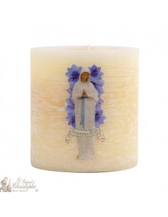 Vela perfumada y coloreada en la misa de la Virgen de los Pobres de Banneux N.D.