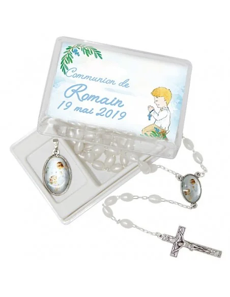 Caja de regalo con rosario y medalla