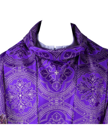 Chasuble pour prêtre avec étole mauve, brodée de fil d'or