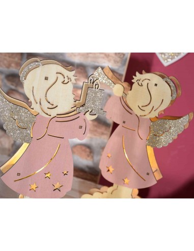 Ange en bois scintillant et lumineux