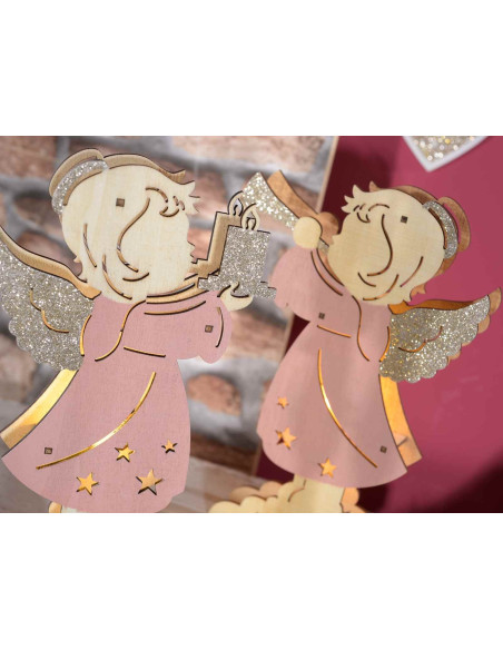 Ange en bois scintillant et lumineux