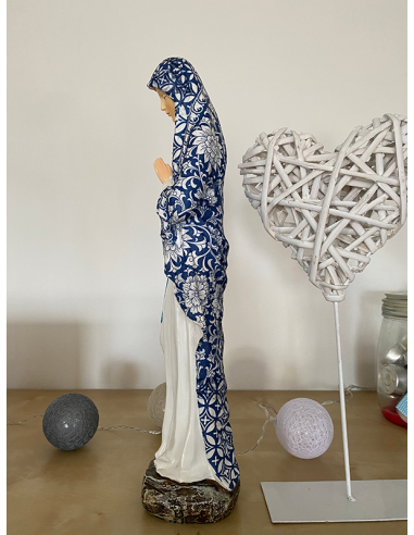 Ambachtelijk beeldje Maagd der Armen van Banneux N.D 40 cm - gedrapeerde blauwe bloem