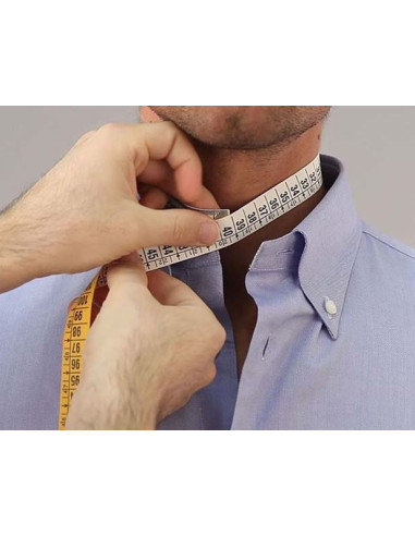 Come misurare la taglia di una camicia con colletto romano