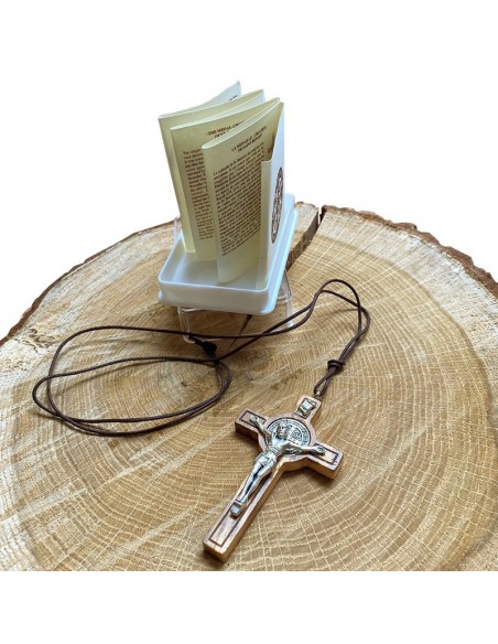 Colgante de madera en forma de cruz de San Benito con caja