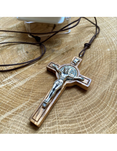 Ciondolo in legno con croce di San Benedetto e scatola
