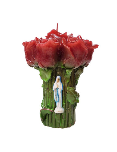 Vela con rosas rojas y pin de la Virgen de los Pobres de Banneux