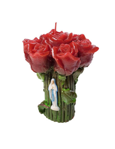 Vela con rosas rojas y pin de la Virgen de los Pobres de Banneux