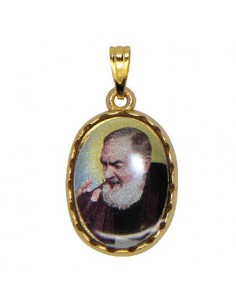 Medalla de San Padre Pío - ovalada y dorada