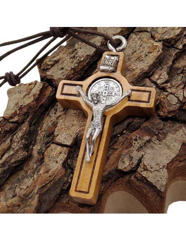 Collar cruz de San Benito - cordón de cuero y madera de olivo