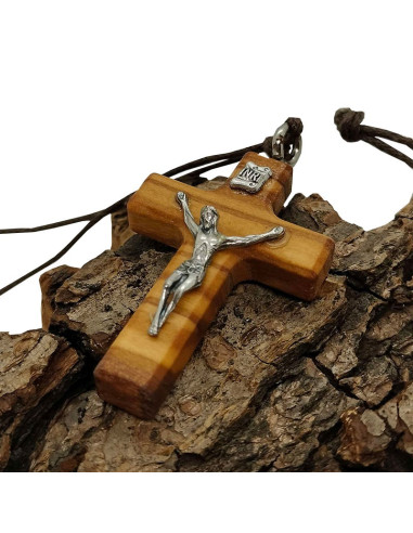 Olijfhouten kruis en metalen Christus - detail