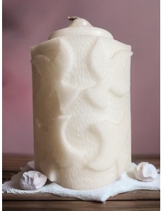 Vela blanca con palomas