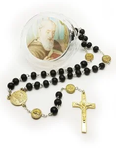 H. Benedictus rozenkrans, zwart hout met gouden sluiting