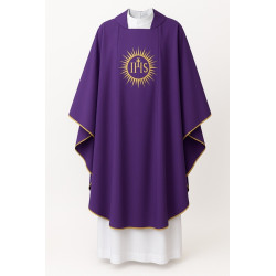 Chasuble mauve brodée IHS rayonnant avec étole assortie