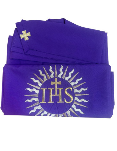 Casulla morada con JHS radiante y estola dorada