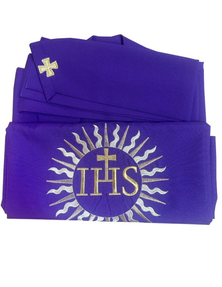 Casulla morada con JHS radiante y estola dorada