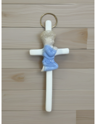 Religieus kruis biddende jongen 7 x 15 cm – Witte keramiek