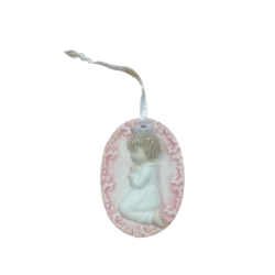 Médaillon petite fille en prière en céramique blanche et rose – 5 × 7 cm
