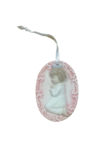 Medaillon biddend meisje in wit en roze keramiek – 5 × 7 cm
