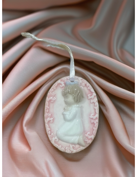 Médaillon petite fille en prière en céramique blanche et rose – 5 × 7 cm