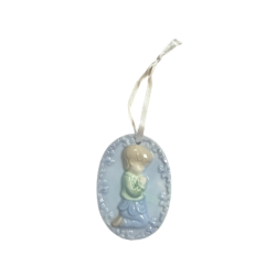 Médaillon garçon priant en céramique blanche et bleue – 5 × 7 cm