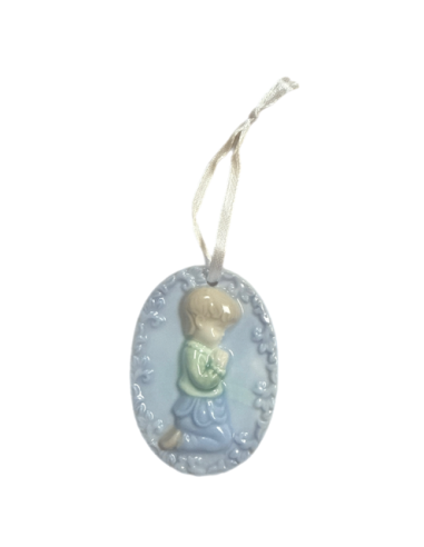 Médaillon garçon priant en céramique blanche et bleue – 5 × 7 cm
