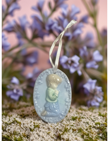 Medaglione bambino in preghiera in ceramica bianca e blu – 5 × 7 cm