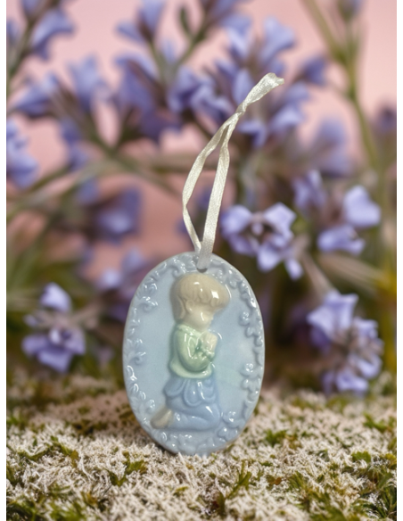 Médaillon garçon priant en céramique blanche et bleue – 5 × 7 cm