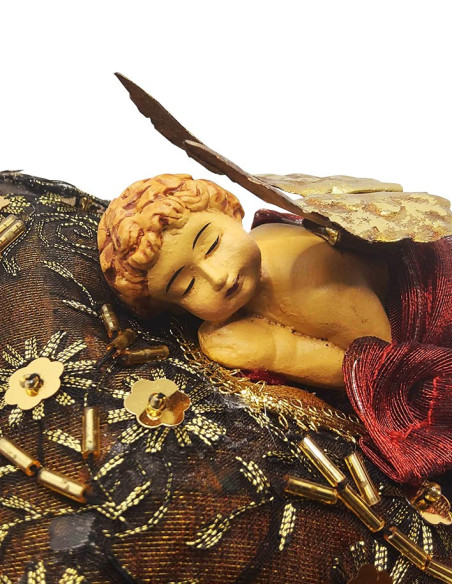 Slapende terracotta engel op handgemaakt bordeauxrood kussen