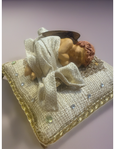 Ángel dormido de terracota sobre cojín amarillo – Artesanía filipina