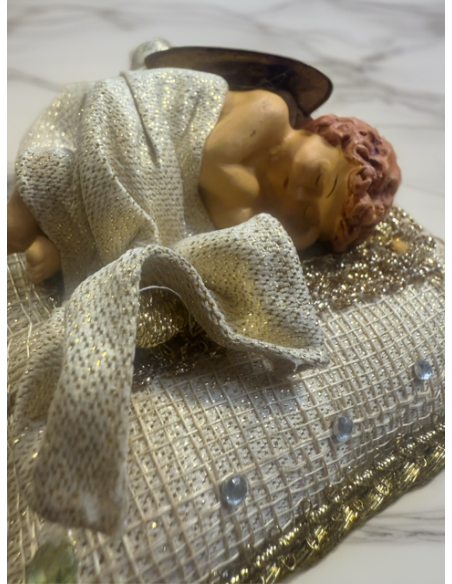 Ángel dormido de terracota sobre cojín amarillo – Artesanía de Filipinas