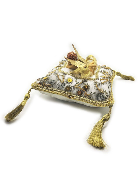 Dekokissen mit kleinem Engel in Weiß und Gold – Handarbeit aus den Philippinen