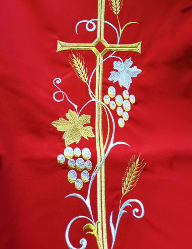 Velo litúrgico rojo bordado en oro – Cruz, espigas y racimos