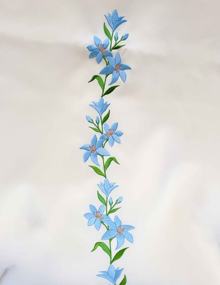 Paño de atril con monograma mariano coronado y flores azules – 50 × 250 cm