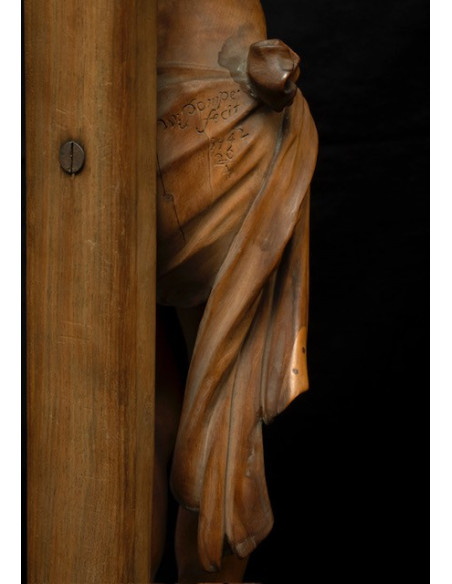 Rare sculpture en bois du XVIIIe siècle représentant le Christ en croix, attribuée au sculpteur