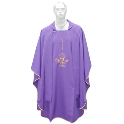 Kazuifel voor priester met gekruiste geborduurde stola en gouden kelk