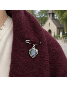Broche Cœur avec la Vierge de Banneux – Symbole d’Amour et de Protection