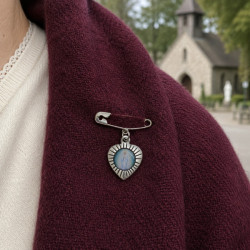 Heart-Shaped Brooch with the Virgin of Banneux – Symbol of Love and Protection