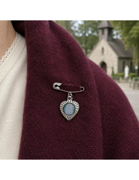 Broche en Forma de Corazón con la Virgen de Banneux – Símbolo de Amor y Protección