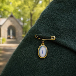 Broche – Medalla de la Virgen de Banneux con el Espíritu Santo – Dorada 15 mm