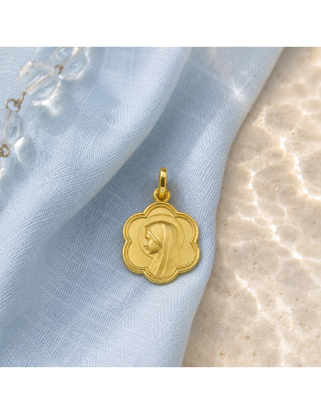 Vergulde medaille van de Heilige Maagd Maria van Lourdes – Bloemhanger 15 mm