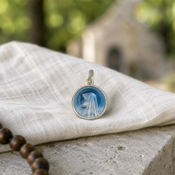 Medalla Virgen de los Pobres de Banneux y Pequeña Capilla – 15 mm
