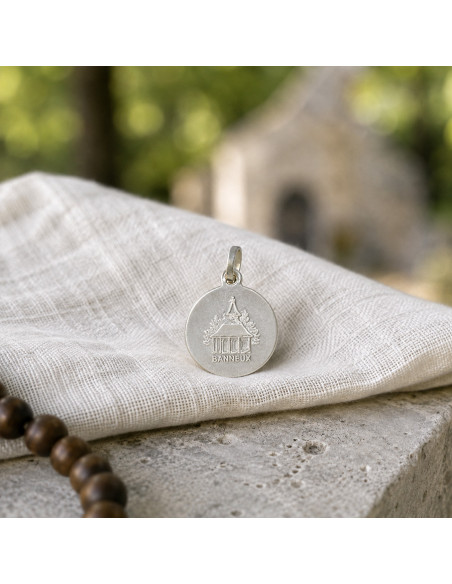 Medalla Virgen de los Pobres de Banneux y Pequeña Capilla – 15 mm
