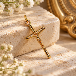 Ciondolo crocifisso dorato con Cristo – 15 × 25 mm